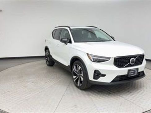 Certified 2025 Volvo XC40 B5 Plus w/ Protection Package Premier image 8
