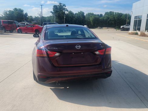 Used 2024 Nissan Altima 2.5 SV FWD image 6
