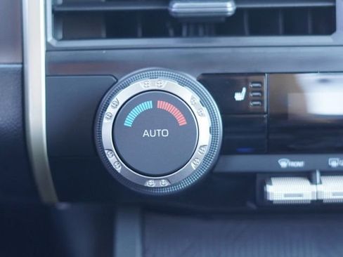 Certified 2025 Toyota Tacoma TRD Off-Road AWD/4WD image 28