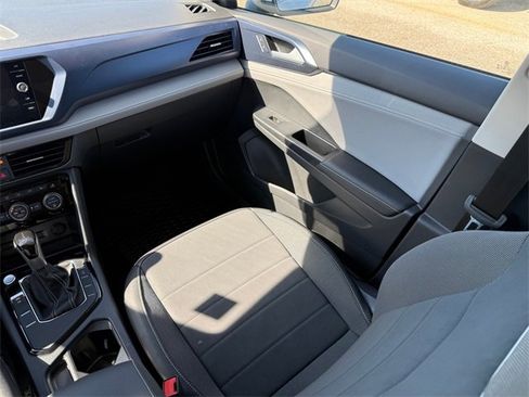 Used 2024 Volkswagen Taos SE image 25