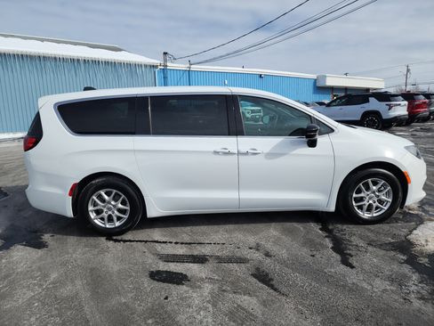 Used 2025 Chrysler Voyager LX image 9