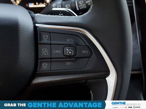 Certified 2024 Jeep Grand Cherokee Limited AWD/4WD image 17