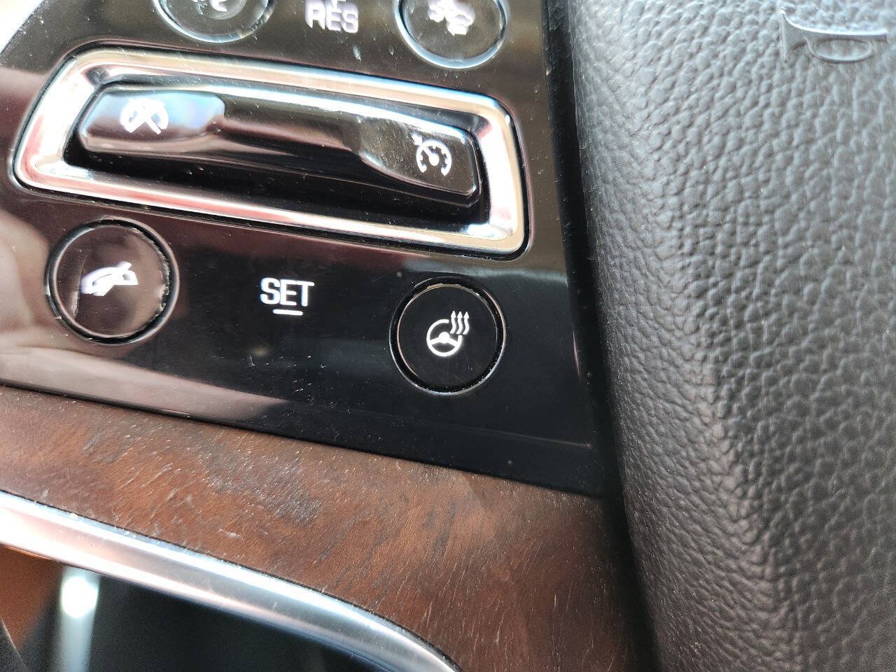 Used 2018 Cadillac Escalade Premium Luxury AWD/4WD image 31