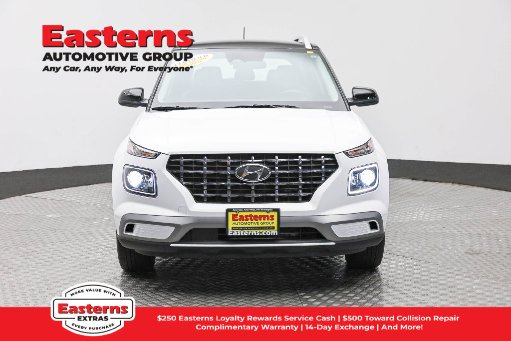 Used 2025 Hyundai Venue Limited FWD image 3