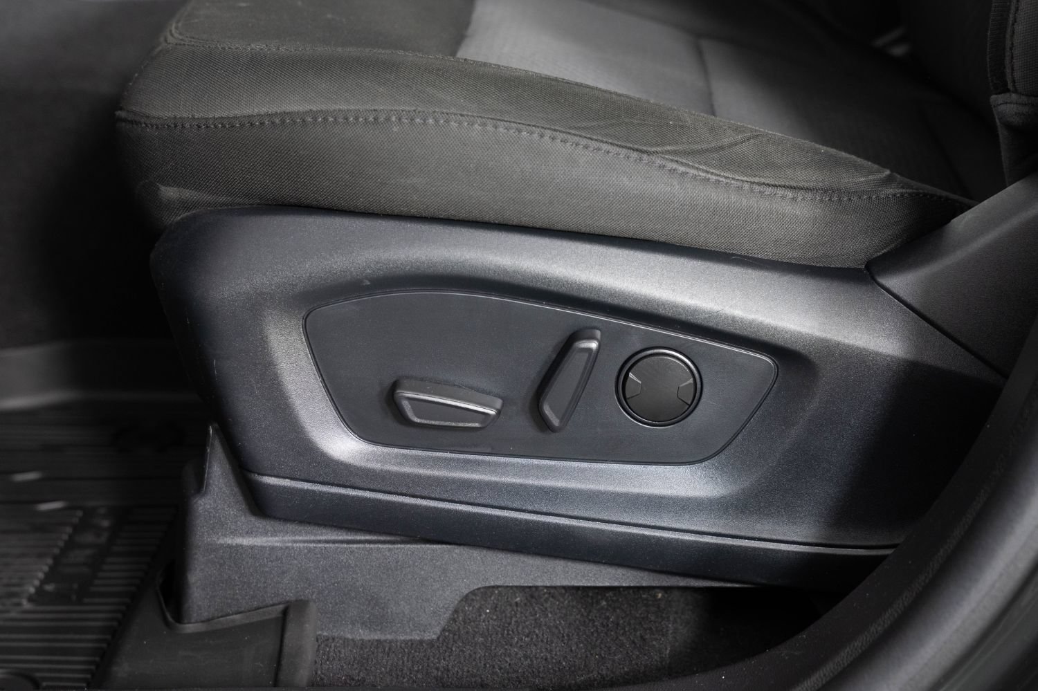 Used 2023 Ford Explorer XLT AWD/4WD image 17