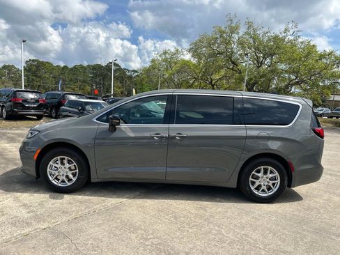 New 2025 Chrysler Pacifica Select image 6