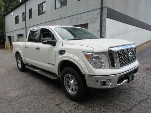 Used 2017 Nissan Titan SV RWD image 3