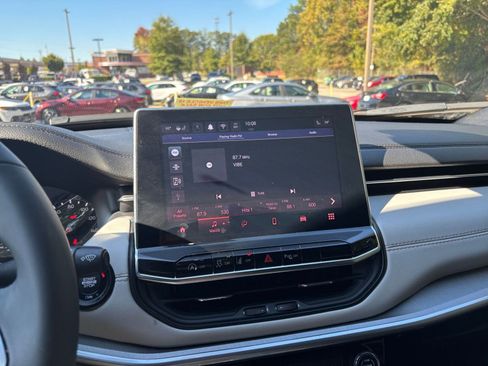 Used 2025 Jeep Compass Limited image 21