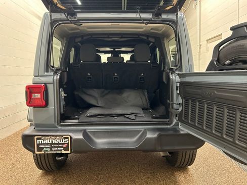 Used 2025 Jeep Wrangler Unlimited Sahara AWD/4WD image 10