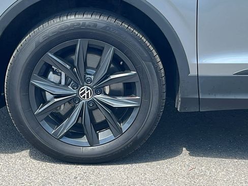 Certified 2024 Volkswagen Tiguan SE w/ Panoramic Sunroof Package AWD/4WD image 9