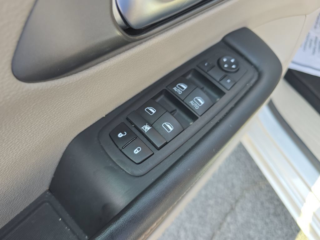 Used 2023 Chrysler Pacifica Touring-L FWD image 11