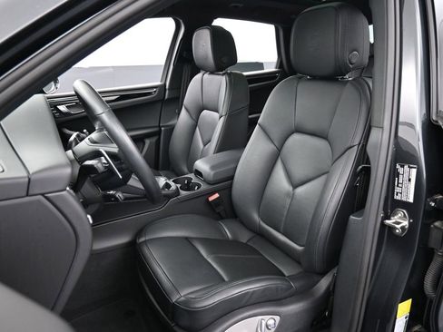 Certified 2025 Porsche Macan image 5