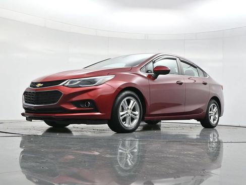 Used 2018 Chevrolet Cruze LT w/ Convenience Package FWD image 32