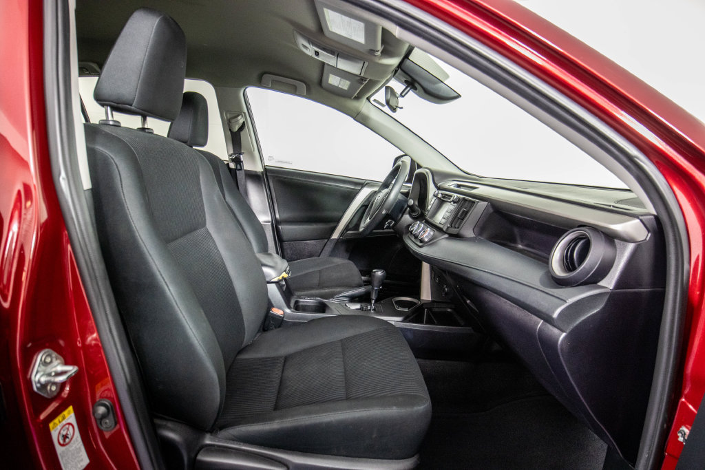Used 2018 Toyota RAV4 LE FWD image 9