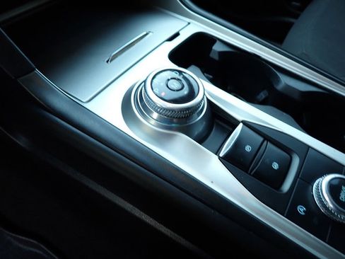 Used 2020 Ford Explorer XLT image 25