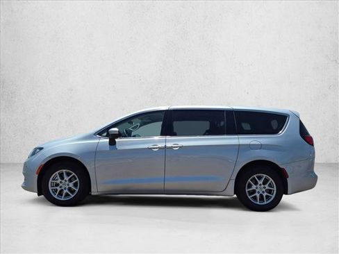 Used 2022 Chrysler Voyager LX FWD image 10