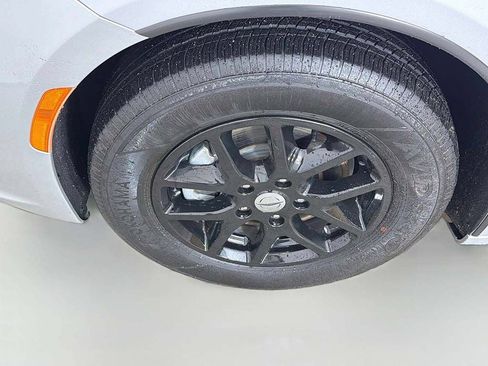 Used 2024 Chrysler Pacifica Touring-L FWD image 19