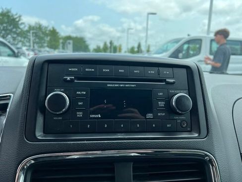 Used 2016 Dodge Grand Caravan SXT FWD image 18