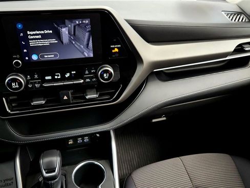 Used 2023 Toyota Highlander LE image 31