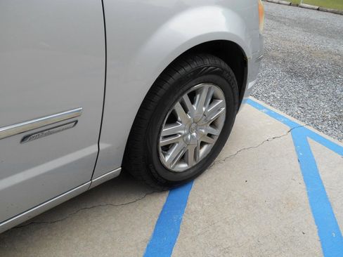 Used 2010 Chrysler Town & Country Touring FWD image 18