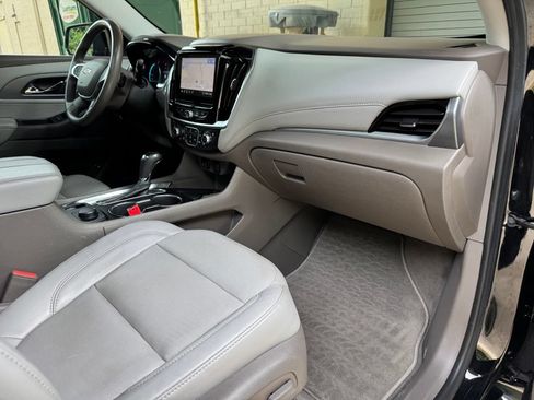 Used 2020 Chevrolet Traverse Premier FWD image 36