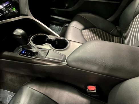 Used 2021 Toyota Camry SE FWD image 18