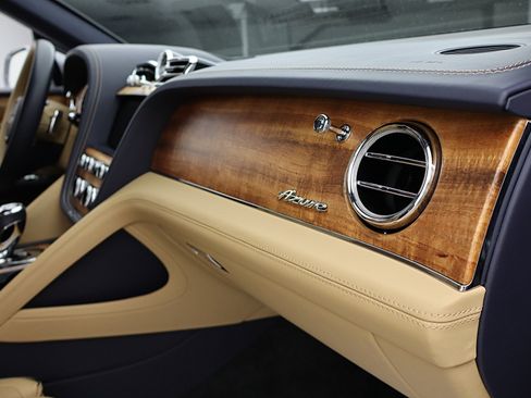 Used 2025 Bentley Bentayga AWD/4WD image 37