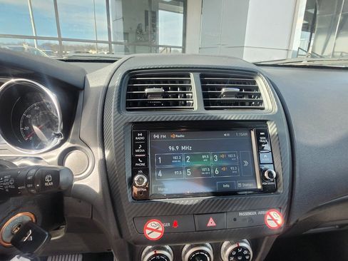 Used 2024 Mitsubishi Outlander SE image 8