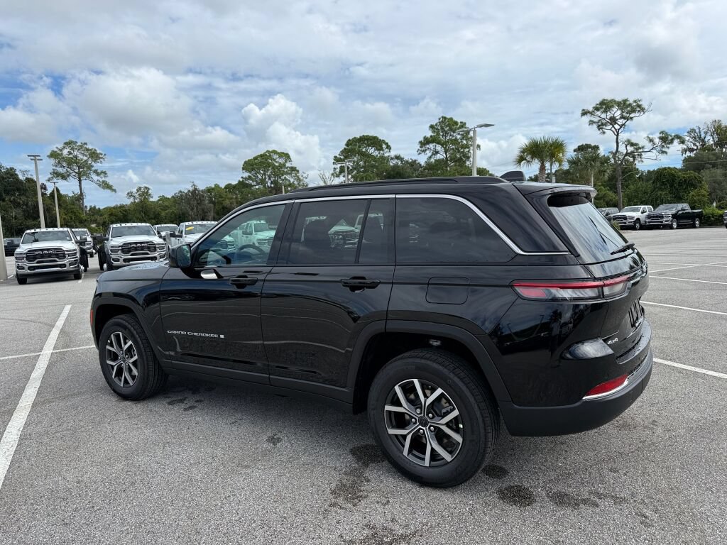 New 2027 Jeep Grand Cherokee Laredo AWD/4WD image 5
