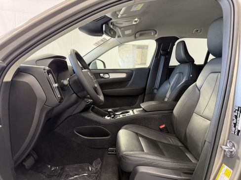 Used 2022 Volvo XC40 T4 Momentum FWD image 10