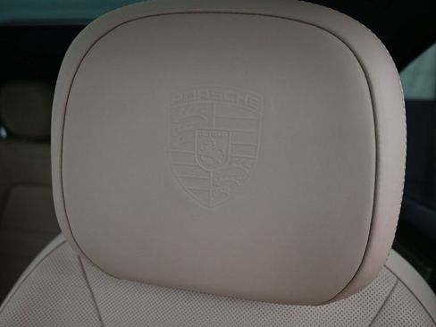 Certified 2022 Porsche Cayenne Platinum Edition image 8
