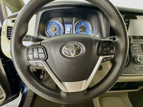 Certified 2019 Toyota Sienna L image 15