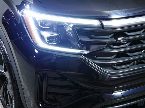 Certified 2024 Volkswagen Atlas SEL Premium R-Line image 16