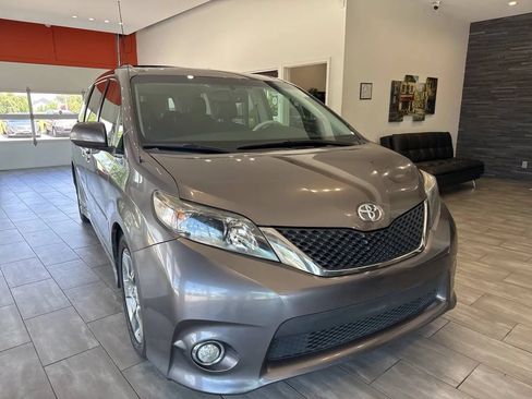 Used 2014 Toyota Sienna SE FWD image 6