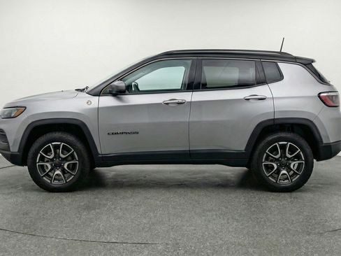 Used 2025 Jeep Compass Trailhawk image 5