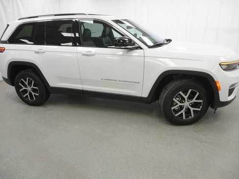 Used 2025 Jeep Grand Cherokee Limited AWD/4WD image 11