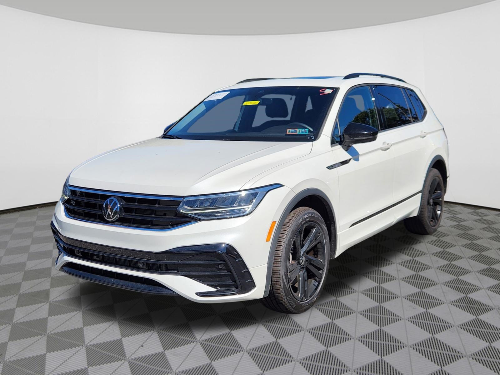 Certified 2024 Volkswagen Tiguan SE R-Line AWD/4WD image 2