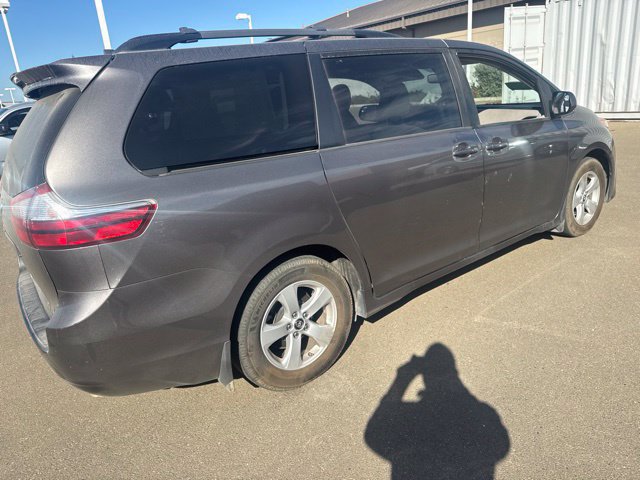 Used 2018 Toyota Sienna LE w/ Carpet Mat Package FWD image 5
