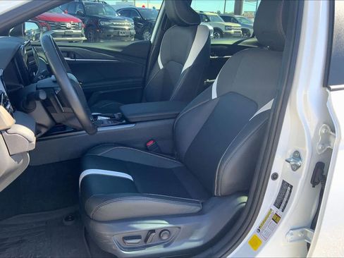 Used 2025 Toyota Camry SE image 7