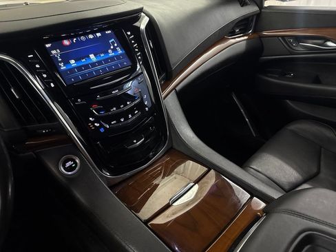 Used 2018 Cadillac Escalade ESV Luxury RWD image 37