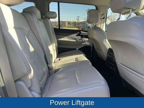 Certified 2024 Jeep Wagoneer L Series II w/ Flexible Seating Group AWD/4WD image 19
