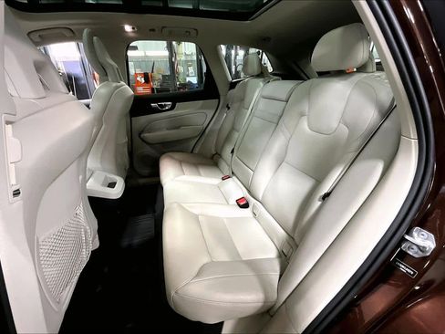 Used 2018 Volvo XC60 T5 Momentum w/ Vision Package image 21