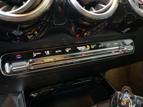 Used 2021 Mercedes-Benz GLB 250 image 30