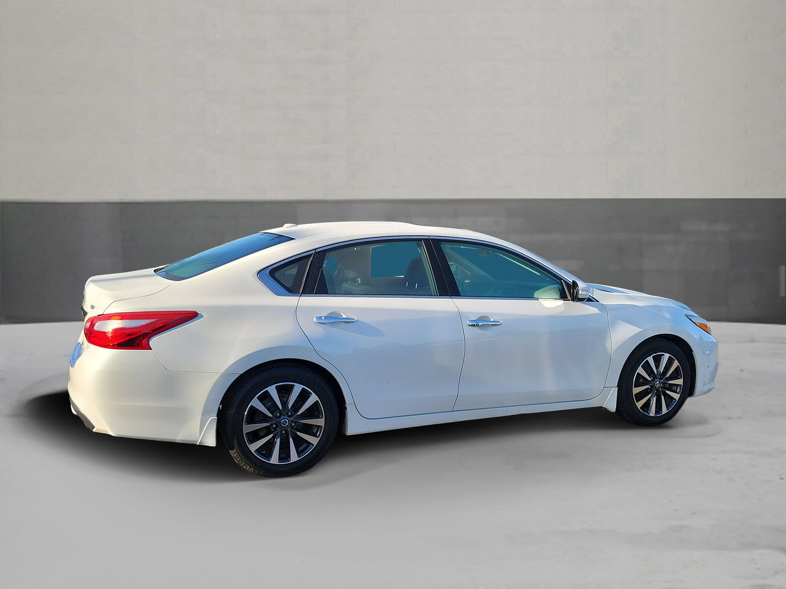 Used 2016 Nissan Altima 2.5 SV w/ Convenience Package FWD image 2