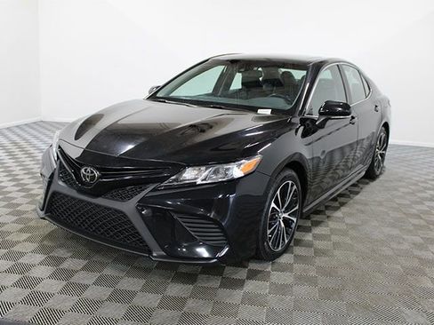 Used 2018 Toyota Camry SE w/ Moonroof Package image 2