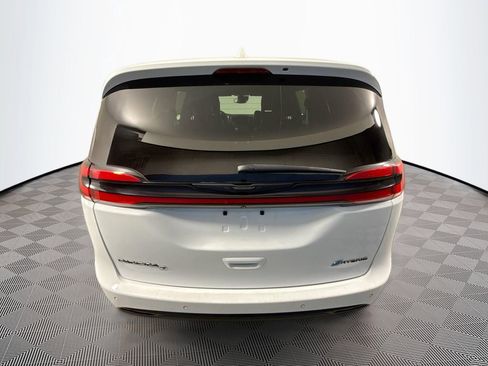 Used 2022 Chrysler Pacifica Touring-L w/ Uconnect Theater Family Group FWD image 7