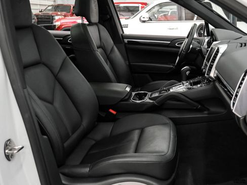 Used 2014 Porsche Cayenne Platinum Edition AWD/4WD image 33