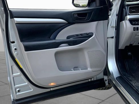 Used 2017 Toyota Highlander Plus FWD image 21