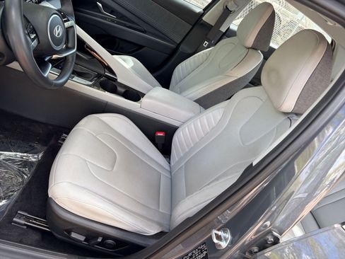 Used 2025 Hyundai Elantra Limited image 33