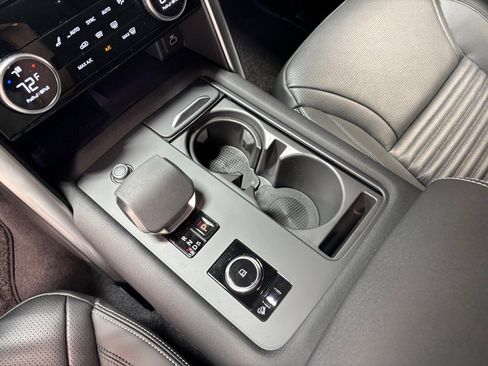 New 2025 Land Rover Discovery Dynamic SE image 13